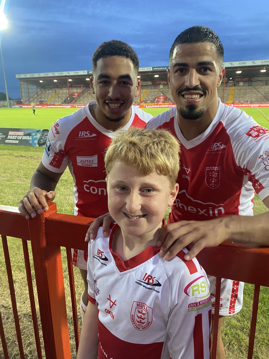 My nephew was buzzing to get a photo with @Tangolo0 and @fouadyaha Merci 😊 #UpTheRobins 🔴⚪️