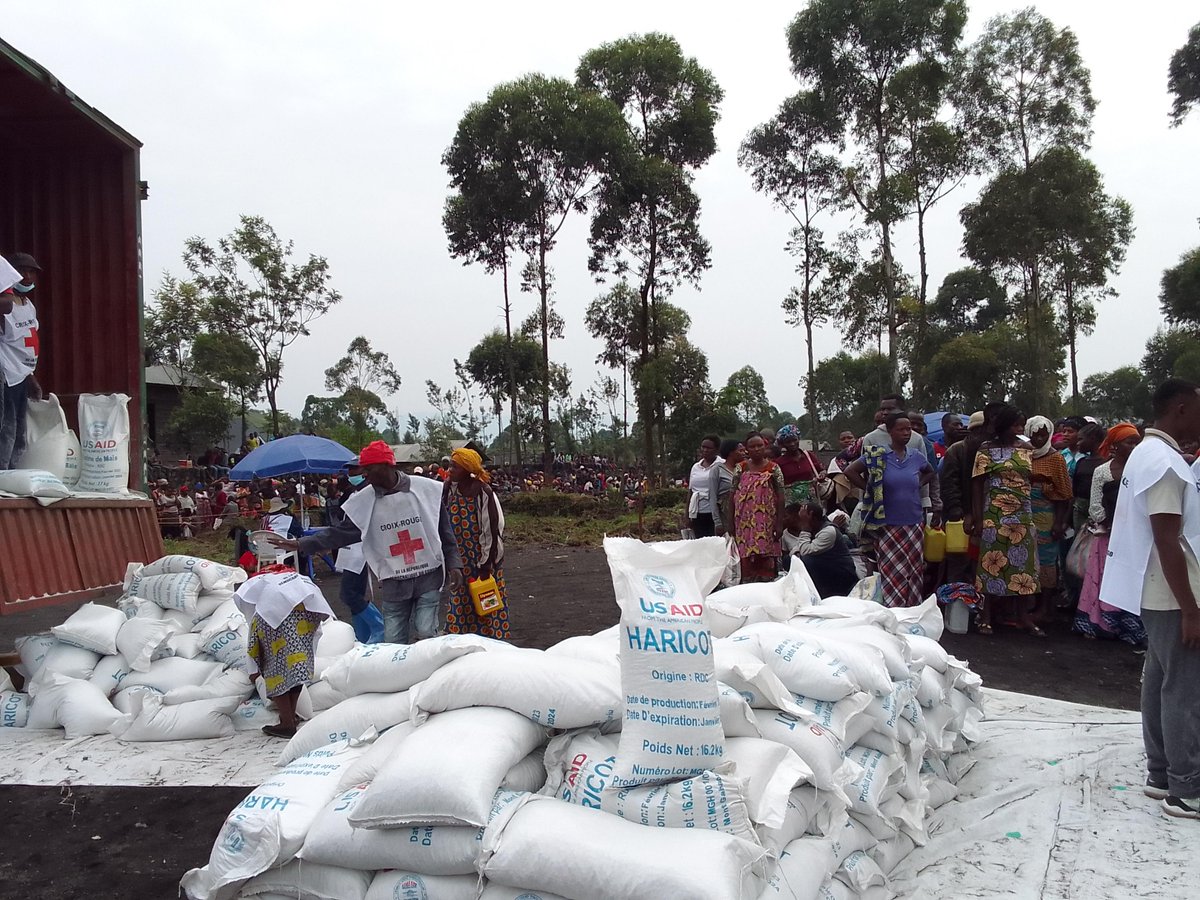 MercyLaker's tweet photo. Today communities displaced from MASISI and Rutshuru started receiving another round of food rations  in MUGUNGA, at the KASHAKA site. Proud of our volunteers and all partners supporting this scale up operation. Let's leave no one behind!

#USAID #Fooddistribution #DRCongo https://t.co/m3JhejvaCY