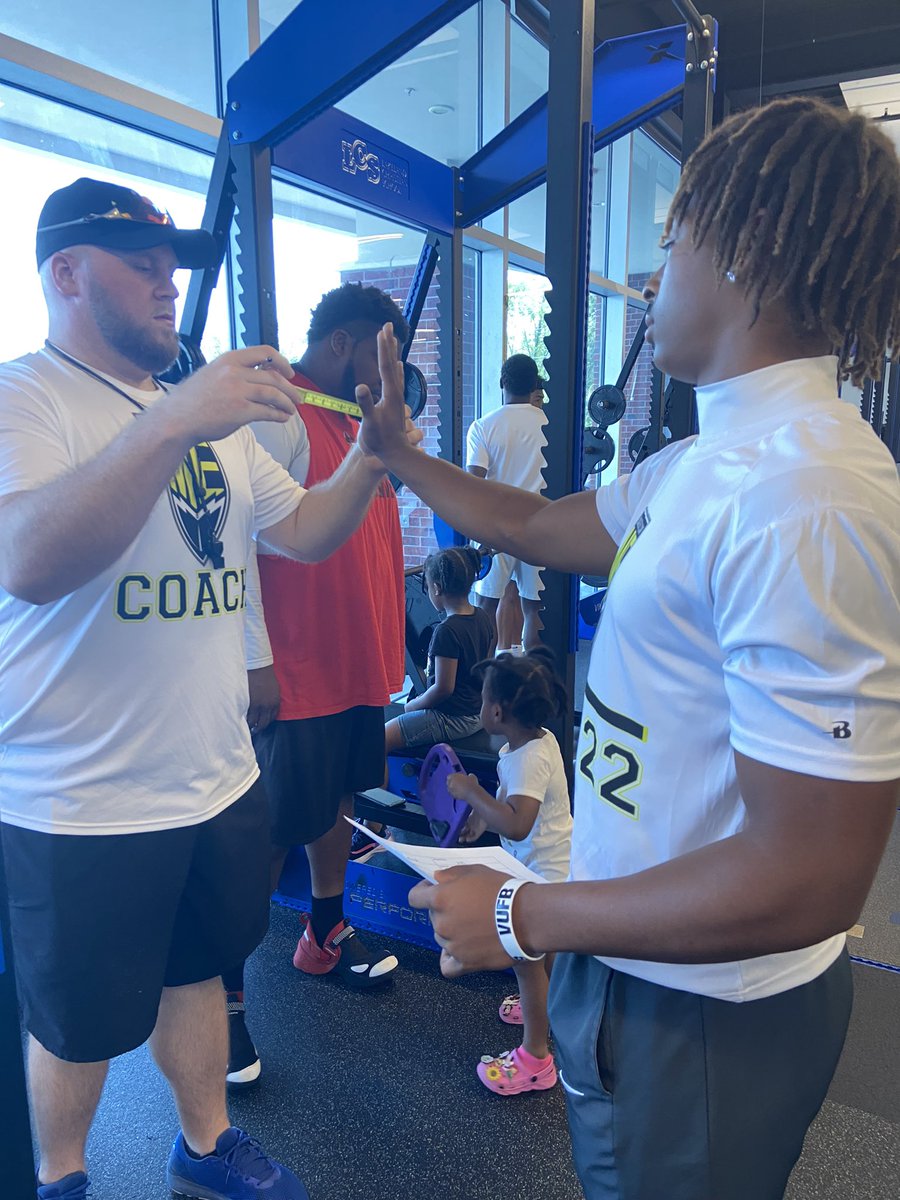 xy_sportz's tweet photo. “Main Event Camp” 2023 check in:
Let’s Work @UriahMaynard21
@H2_Recruiting
#height #weight #wingspan
#handspan https://t.co/plAG5xEuTz