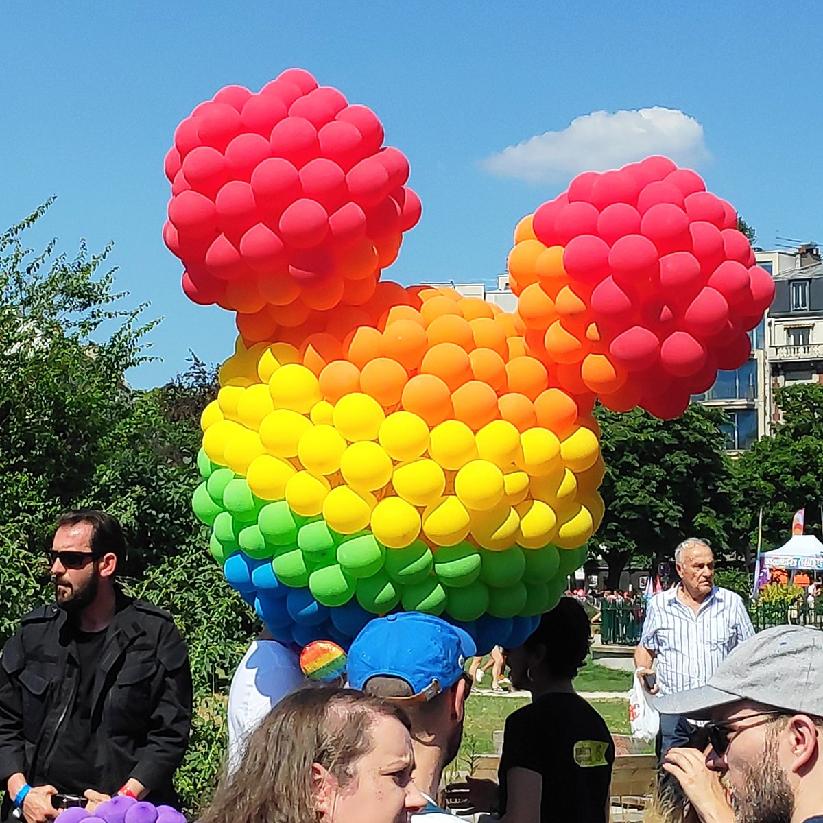 DisneyCarnival1's tweet photo. Bravo @DisneylandParis 🏳️🌈 pour votre présence à la #Gaypride Paris !!Happy #Pride 🏳️⚧️ #magicpride #gaysofDisney #disneylanparis https://t.co/8Z4N1IvPQG