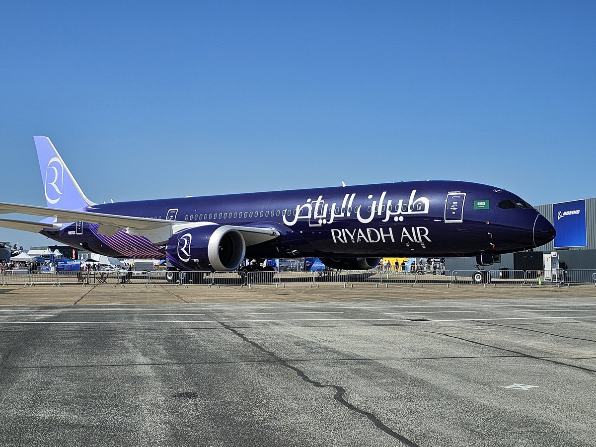 While Boeing's 777-9 and 737 Max 10 have left Paris Air Show after the trade days, the 787-9 Dreamliner in Riyadh Air livery is still around for the public weekend. #PAS23 #avgeek