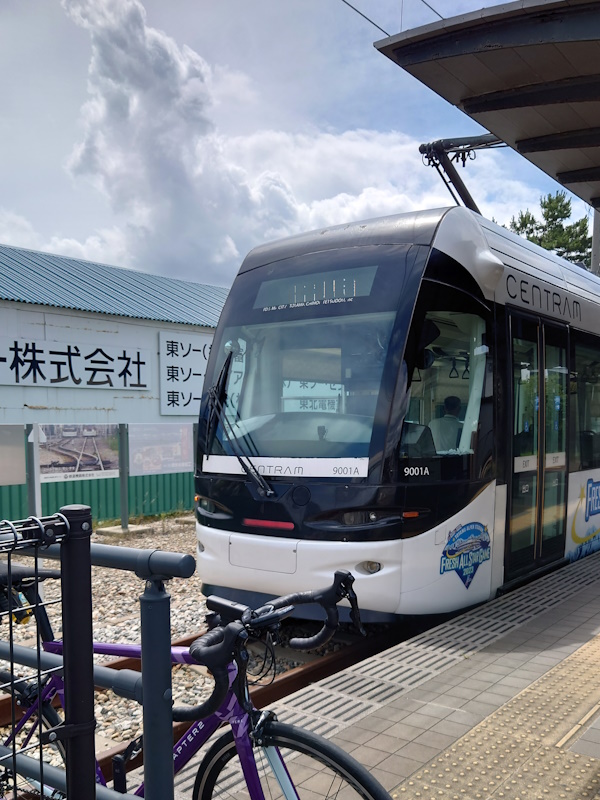 mmkec_'s tweet photo. あとは富山駅周辺を走っている
路面電車を追ってうろうろしてました。
横断歩道では線路が埋まってるところがあり
ちょっと気を使いました。
#chapter2tere https://t.co/ogLaqPmRbo