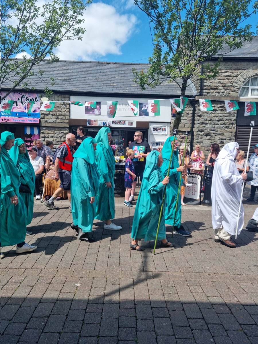 acs_art's tweet photo. Pleser oedd bod yn rhan o'r diwrnod hanesyddol yma! What a fantastic experience to see the Eisteddfod Proclamation Ceremony in Aberdare today! If you are in town pop to see our ACS Eisteddfod exhibition on display in Aberdare market! Anhygoel! https://t.co/xahEbjYBGz