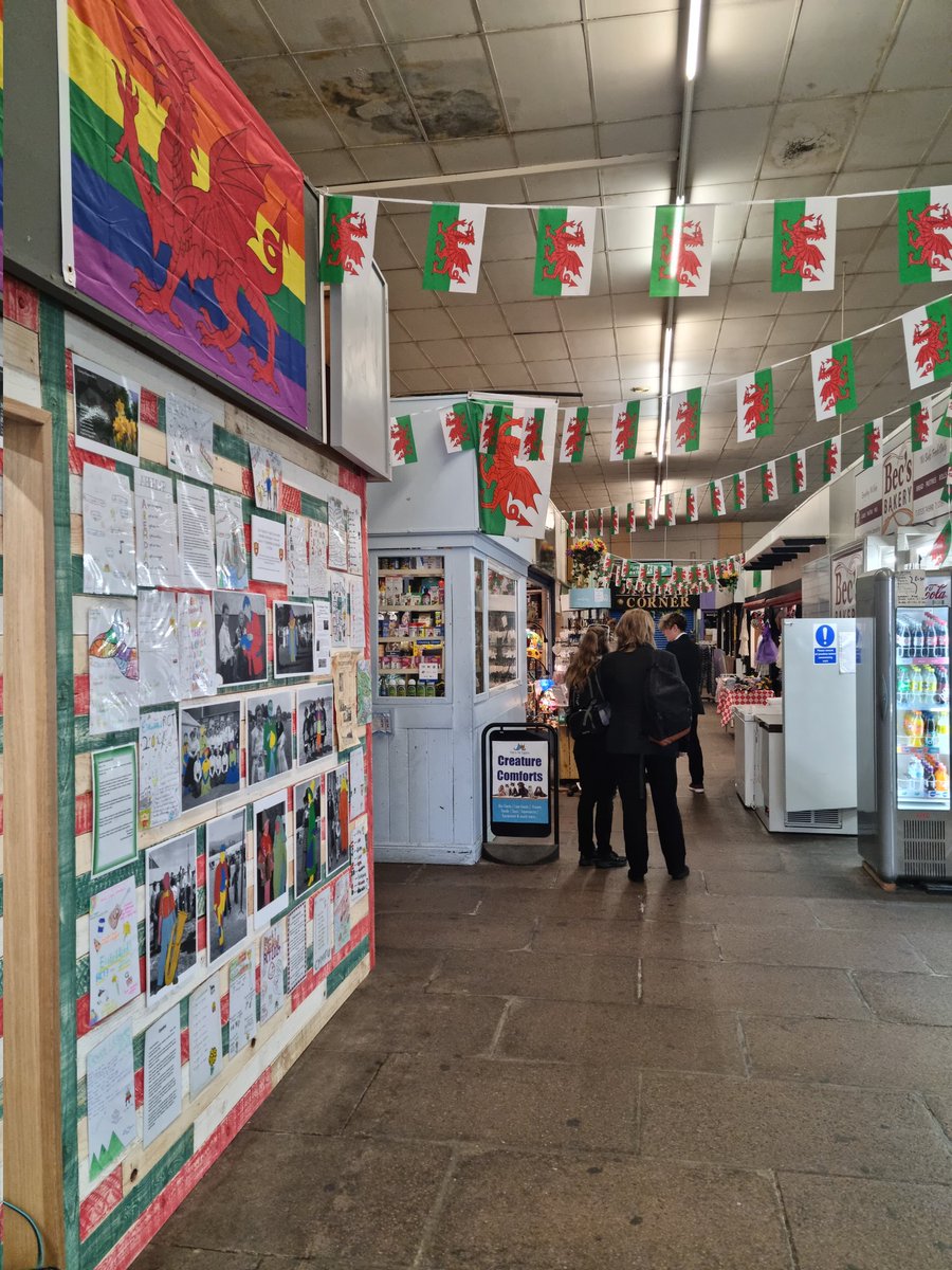 acs_art's tweet photo. Pleser oedd bod yn rhan o'r diwrnod hanesyddol yma! What a fantastic experience to see the Eisteddfod Proclamation Ceremony in Aberdare today! If you are in town pop to see our ACS Eisteddfod exhibition on display in Aberdare market! Anhygoel! https://t.co/xahEbjYBGz