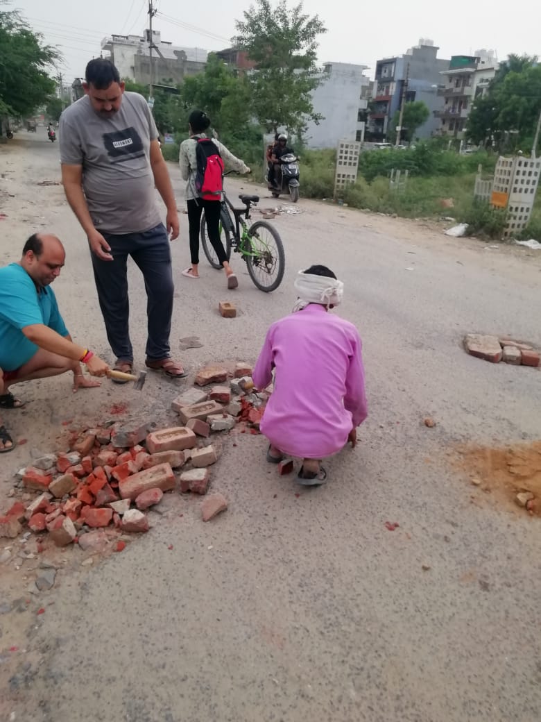 mpsingh4006's tweet photo. @cmohry @RavindraRaju19 @BJP4Haryana @mlkhattar @MCFBD2 @DC_Faridabad @KPGBJP @OPDhankar माननीय मुख्यमंत्री जी, आप देख सकते हैं कि किस तरह से सैनिक कॉलोनी फरीदाबाद निवासी सड़कों के गड्डों को भर रहे हैं। ये सब नगर निगम से हार कर स्वयं सेवा से गड्डो को भरने का काम किया है। https://t.co/KTxDU57LrW