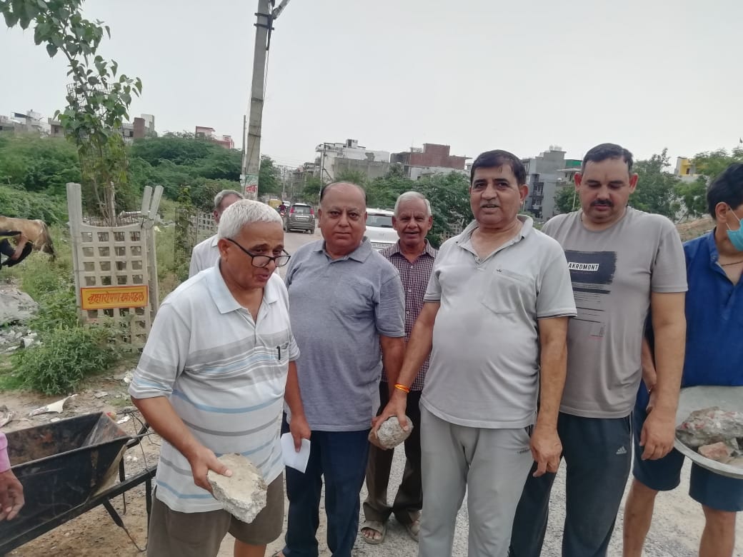 mpsingh4006's tweet photo. @cmohry @RavindraRaju19 @BJP4Haryana @mlkhattar @MCFBD2 @DC_Faridabad @KPGBJP @OPDhankar माननीय मुख्यमंत्री जी, आप देख सकते हैं कि किस तरह से सैनिक कॉलोनी फरीदाबाद निवासी सड़कों के गड्डों को भर रहे हैं। ये सब नगर निगम से हार कर स्वयं सेवा से गड्डो को भरने का काम किया है। https://t.co/KTxDU57LrW