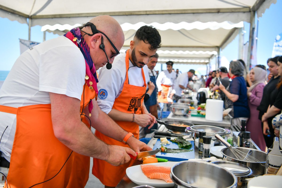 Ganita’nın eşsiz güzelliği Karadeniz somonunun tarifsiz lezzeti ile buluştu…

Turkish Salmon Fest gün boyu workshop, söyleşi ve konserler ile devam ediyor…