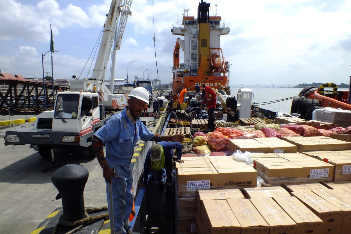 MIT_Ecuador's tweet photo. #Guayas | ¡Abastecer a las Islas #Galápagos es nuestra prioridad! 🐢 🇪🇨

Desde el muelle municipal Caraguay en Guayaquil se realiza la salida del buque TANIA II con el embarque de productos de primera necesidad. 📦🚢⚓️

#NuestroTrabajoContinúa https://t.co/OJx2PKNaNy
