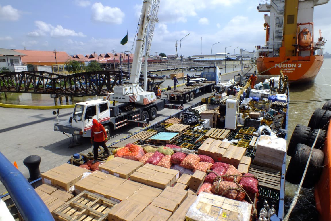 MIT_Ecuador's tweet photo. #Guayas | ¡Abastecer a las Islas #Galápagos es nuestra prioridad! 🐢 🇪🇨

Desde el muelle municipal Caraguay en Guayaquil se realiza la salida del buque TANIA II con el embarque de productos de primera necesidad. 📦🚢⚓️

#NuestroTrabajoContinúa https://t.co/OJx2PKNaNy
