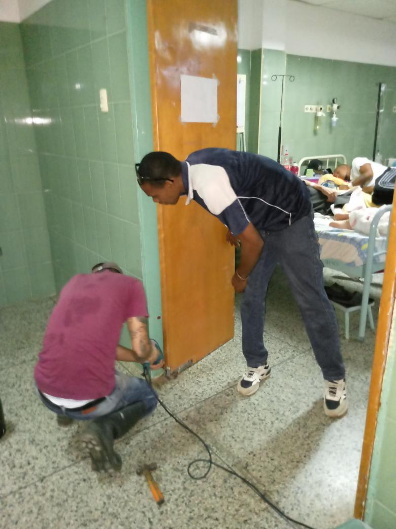 Reparación de puerta en sala de hospitalizacion en el @Cdi_gilberto del estado #Amazonas 
#MejorEsPosible #CubaCoopera #CubaPorLaVida @cubacooperaven @Eam12V @Cdi_gilberto @InesNiurys @NoaBerny @HerreraJulio89