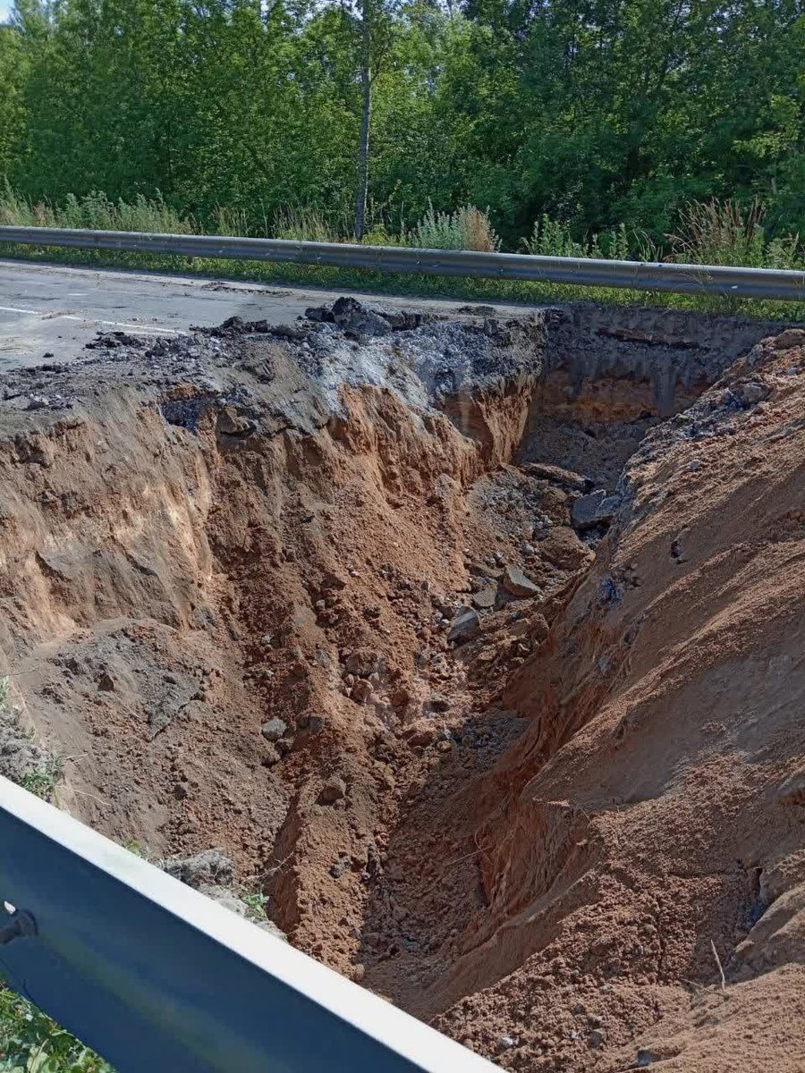 BNONews's tweet photo. Roads are being destroyed in the Lipetsk region in an attempt to stop Wagner forces driving to Moscow https://t.co/Y0olMJA2Zn