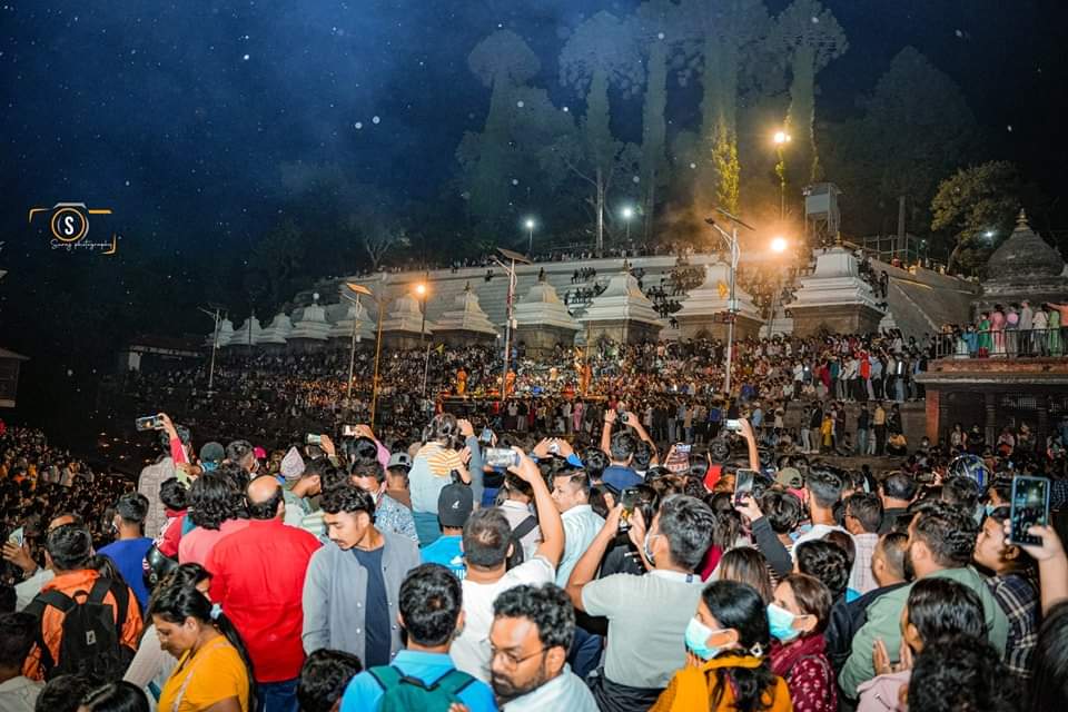 सन्ध्या आरती: Crowd of people at the Sandhya Arati in Pashupatinath temple. ❤️🙏

Pic. suraj__dhami_