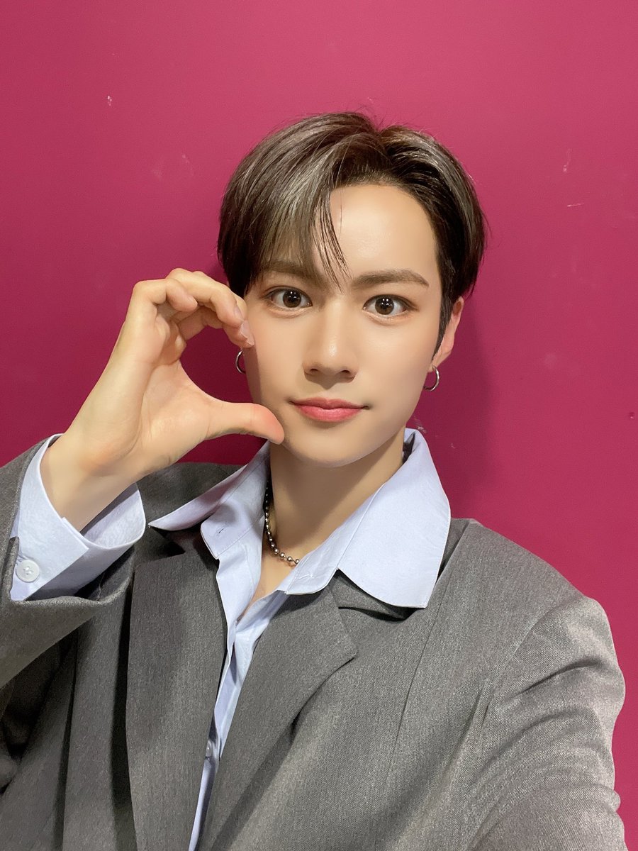[#이안]
잇츠 라이브 때 찍은 사진인데 입 안에 과자 있는 건 안 비밀😉 아 글고 야식 추천 좀 해주세여!!!

#루네이트 #LUN8 #야식추천부탁합니다