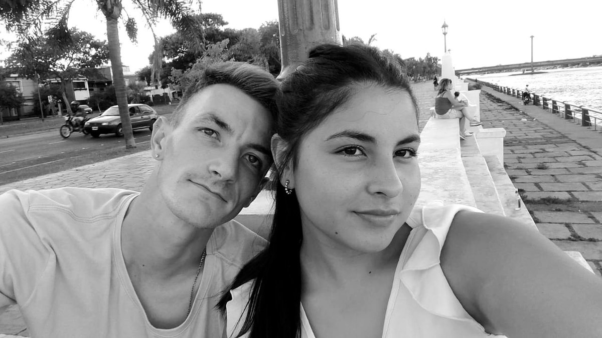 le preste unos lentes en la fiesta de la primavera y de ahí fuimos muy amigos durante 3 años. Una noche estaba al pedo, le mandé para vernos y dijo que sí. Ahora hace un año estamos de novios y me hace la persona más feliz💝✨