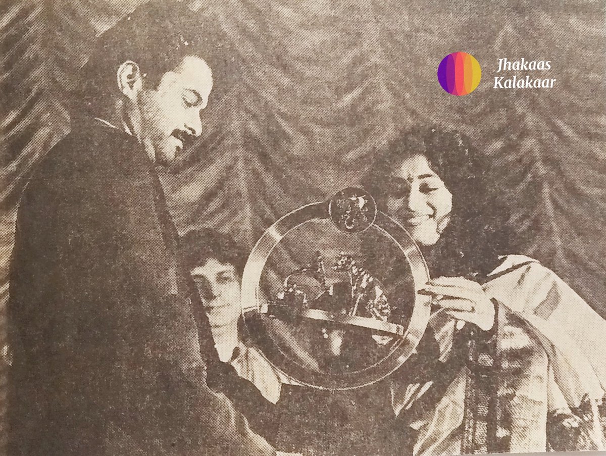 #MadhuriDixit presenting the trophy to #AnilKapoor The trophy was  given by H.M.V. for outstanding sales of music of Lamhe in 1991. Pt. Shivkumar Sharma can be seen in background.

कभी मैं कहूं कभी तुम कहो
के मैंने तुम्हें ये दिल दे दिया
@AnilKapoor @MadhuriDixit