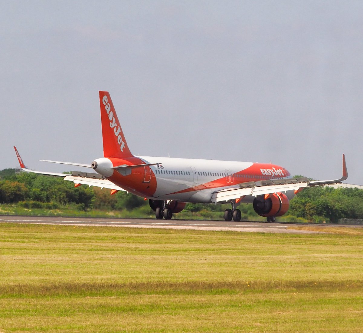 Todays post features a humongous orange Easyjet Airbus A321-251NX (OE-ISB) landing to at Manchester Airport from Milan Malpensa Airport with its spoilers and reverse thrust deployed.

#a321neo #Airbus #Aircraft #aviation #easyjet  #manchesterairport #teamairbus #travel