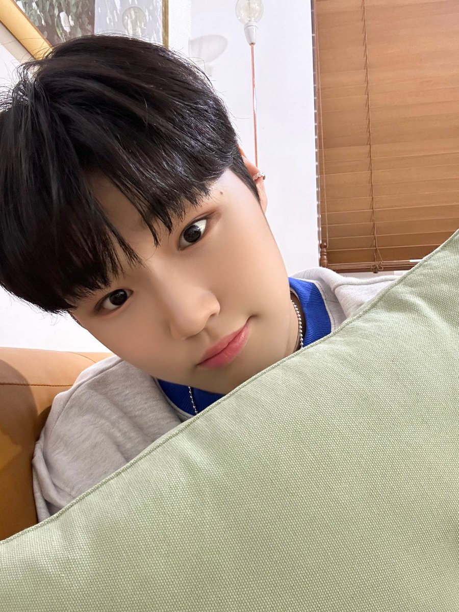 [#은섭]
오늘 하루가 또 끝나가네요🤗🤗
다들 좋아하는 노래가 뭐예요??
궁금해요 알려줘여😍😍
얼른 자여 바윙~!

#루네이트 #LUN8 
#섭나잇😴