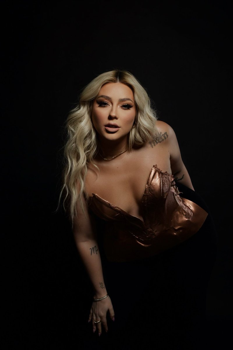 MrNikoK's tweet image. Living Sculpture ✨@ronelahajatiofficial for @fillmagazine.al  #SecondIssue

Editor Chief • @katerina_trungu_ 
Fotografia: @brotive_studio 
Photo retouch: @eldashehi_photographer 
Fashion Editor: @nikokomani #styledbyNikoKomani 
Make up: @henrigjata_mua 
Aksesoret: @swarovski