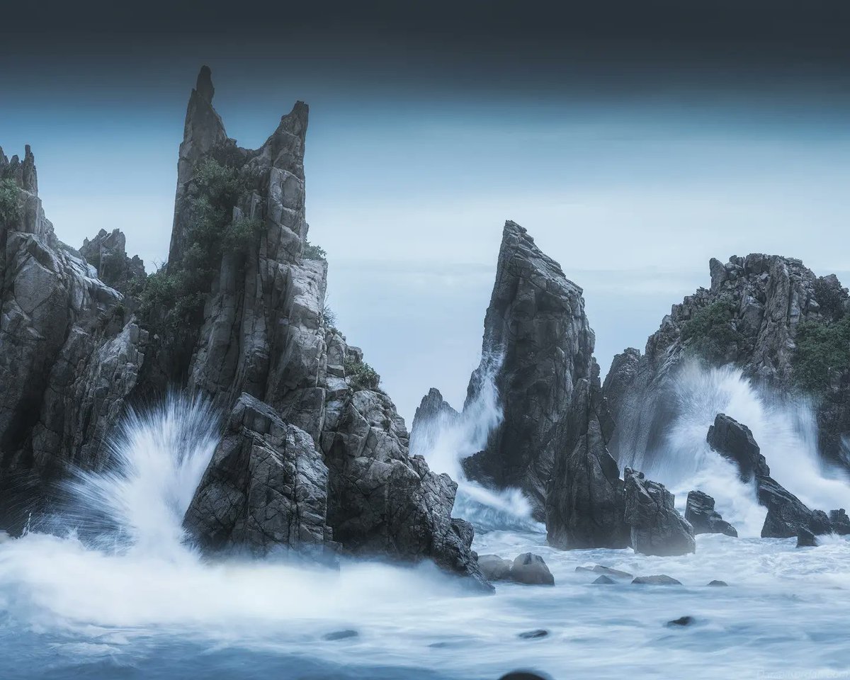 Shark's teeth - Gigi Hiu Dramatic sharp peaks and rough seas