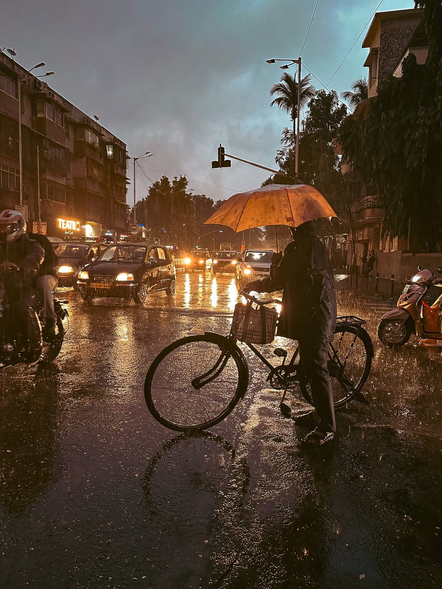_poojavaidya's tweet photo. Paus aala motha! Finally! 😅

#MumbaiRains https://t.co/CLbKoNHuqT