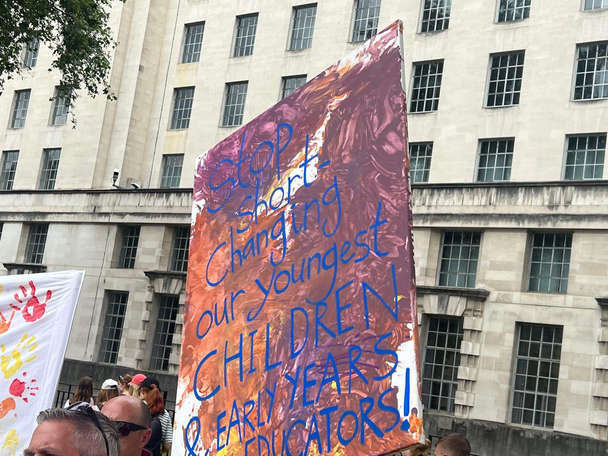 Fantastic turn out in the Big Smoke to raise awareness of underfunding in Early Years education. 
The march to no 10 begins…
#itsnotfree 
#earlyyears 
#underfunded 
<a href="/RishiSunak/">Rishi Sunak</a> 
<a href="/NDNAtalk/">NDNA</a> 
<a href="/EYEearlyEd/">Early Years Educator</a> 
<a href="/EYAlliance/">Early Years Alliance</a> 
<a href="/earlyed_uk/">Early Education</a>