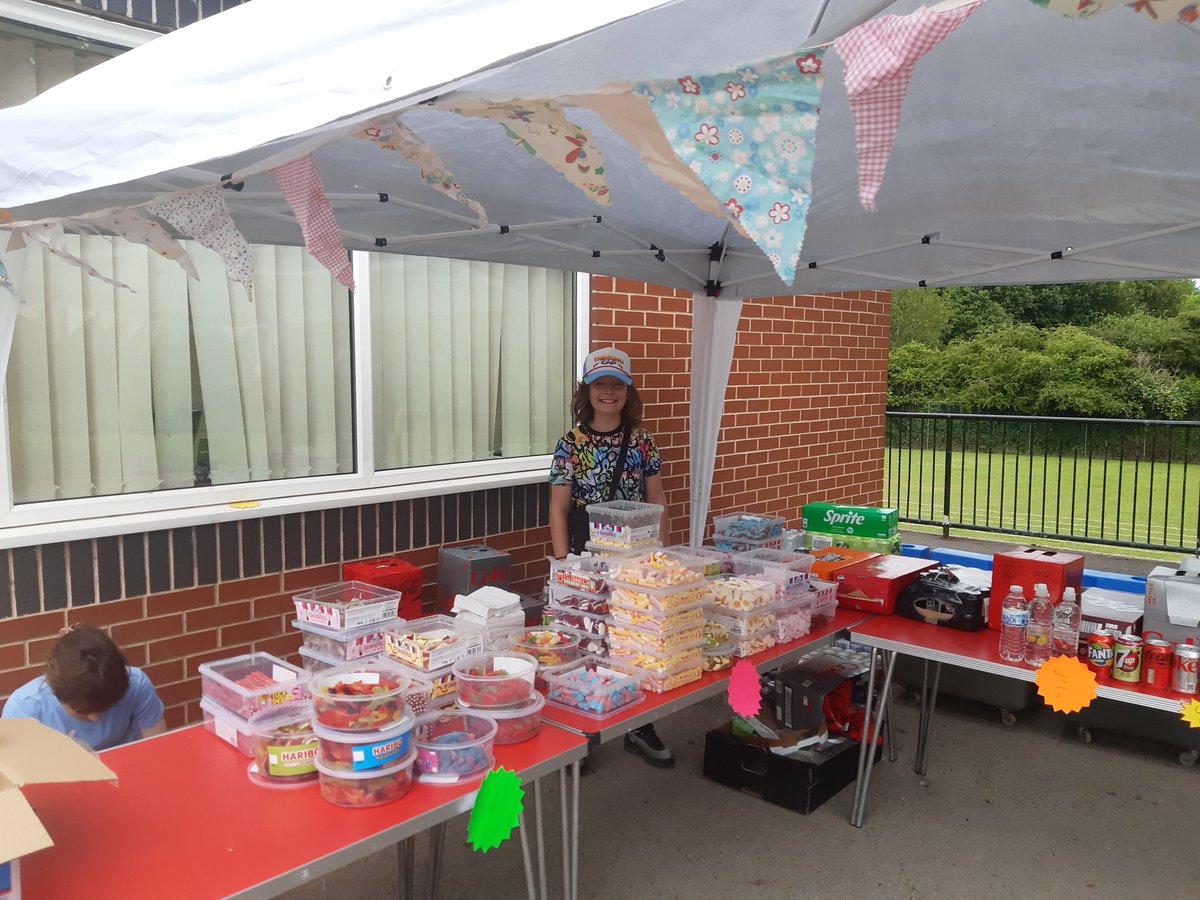 bitsycupra's tweet photo. @OPA_LG @OPA_LHG_PTFA @OPALG_5T2223 @OGACADEMY a hot but fun day supporting the gala. Ex pupil Jen volunteered to set up, run the sweet stall &amp; pack everything away with Matthew. #LofthouseFamily #Volunteer #Tired #TakeawayForTea #WeHaveEarnedIt https://t.co/Hl9ordKzrA