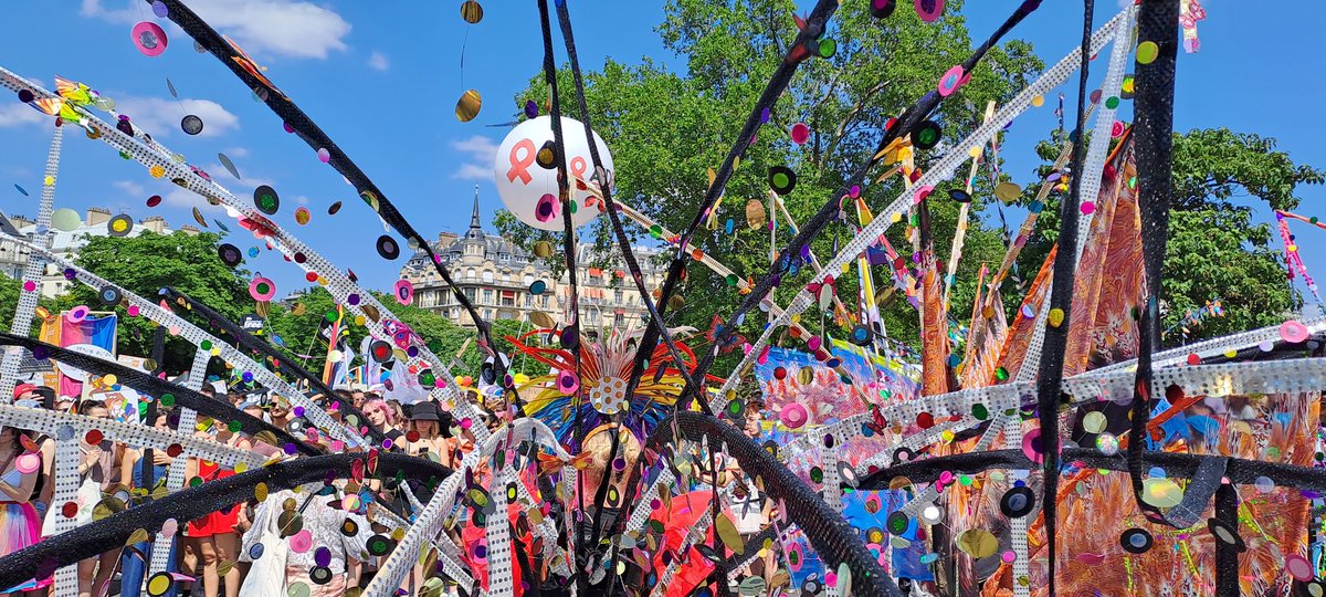 Belle et bonne #MarcheDesFiertés à toutes et tous sous le mot d'ordre : 'Depuis 10 ans mariage pour tous, depuis toujours violence pour tou•tes.' 
Des violences homophobes dont j'ai moi même été victime récemment. Le combat continue, nous le mènerons avec fierté.✊️
#Pride2023