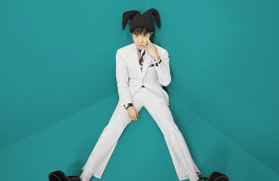 AboutMusicYT's tweet photo. 1 year ago today, J-Hope of BTS released 'Jack in the Box'. https://t.co/AqnfzVRiHL