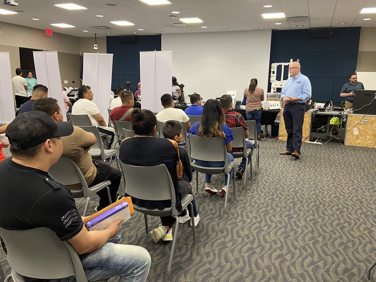 MakiTeramotoS's tweet photo. Thank you Lacey Houle and Chris Hubert of @WHD_DOL for your participation at our #MobileConsulate #ConsuladoMóvil in #Evansville #Indiana this weekend.
The information on #LaborRights that you share empowers the hard-working Mexican community!
#ProtecciónConsular https://t.co/1Sfvem4KT9