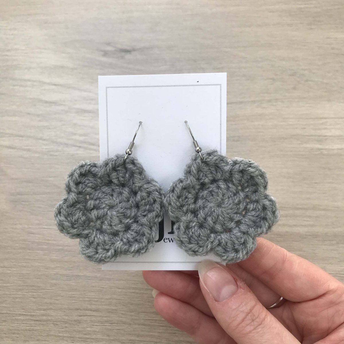 Grey crochet flower earrings 🌸 #crochet #jewellery #handmade #smallbusiness #shopsmall #shopindie ljhjewellery.co.uk/product/grey-c…