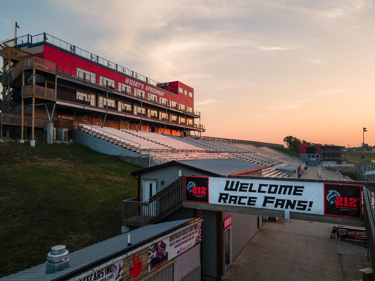 It’s Race Day! History will be made 𝐓𝐎𝐍𝐈𝐆𝐇𝐓! The highest paying race in <a href="/WorldofOutlaws/">World of Outlaws</a> History with $250,000 up for grabs! Who will head home as the BillionAuto.com High Bank Nationals Winner?