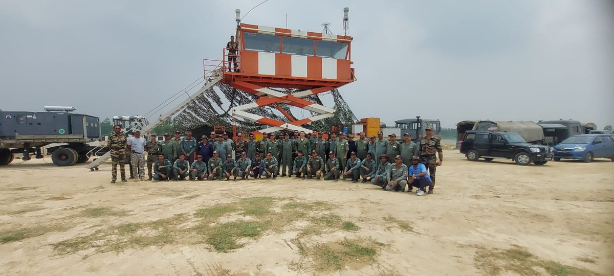 SultanpurDm's tweet photo. पूर्वांचल एक्सप्रेस-वे पर निर्मित हवाई पट्टी पर आयोजित IAF के फाइटर एयरक्राफ्ट्स के इमरजेन्सी लैंडिंग एक्सरसाइज के कार्यक्रम दिनाँकः 24.06.2023 में माननीय जनप्रतिनिधि गण, भारतीय वायु सेना के अधिकारियों तथा उनकी टीम, यूपीडा एवं जनपद के अधिकारीगण की उपस्थिति में प्रतिभाग किया गया. https://t.co/U6BP5kjS3z