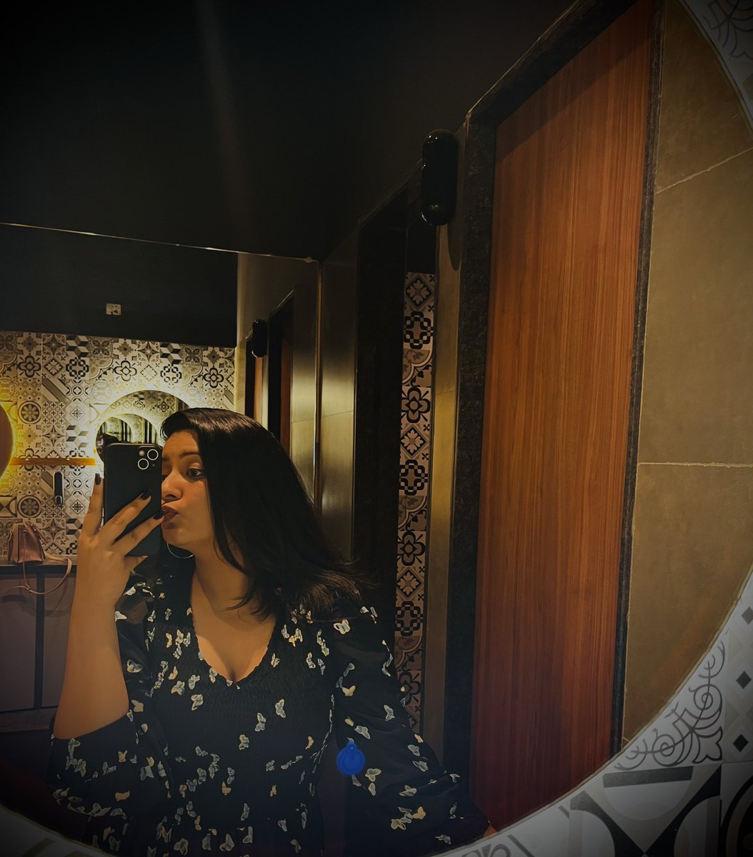 im_ksudha's tweet photo. Some clicksss During Shoot…🫣😜
#mirrorselfie #tweet #actress #capdt https://t.co/wPa8fKYJsK
