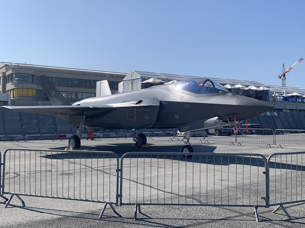 Ajmeunier's tweet image. Quelle fête magnifique ! Et toujours un succès populaire avec la @PAFofficiel. N’en déplaisent aux…😉 🚀✈️🇫🇷 #PAS2023 #PAS23 @salondubourget #Spacegeek #AvGeek #Lachroniquespatiale