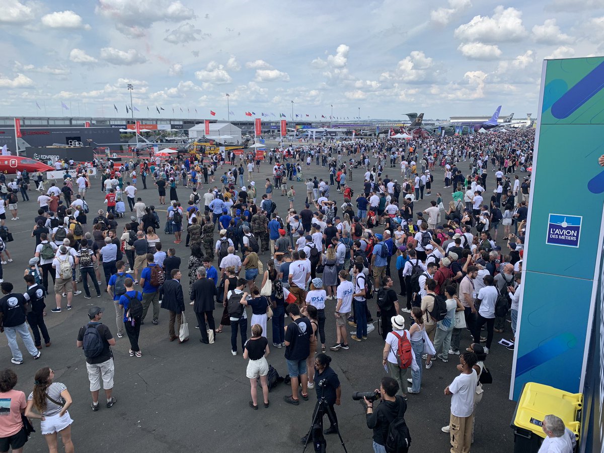 Ajmeunier's tweet image. Quelle fête magnifique ! Et toujours un succès populaire avec la @PAFofficiel. N’en déplaisent aux…😉 🚀✈️🇫🇷 #PAS2023 #PAS23 @salondubourget #Spacegeek #AvGeek #Lachroniquespatiale