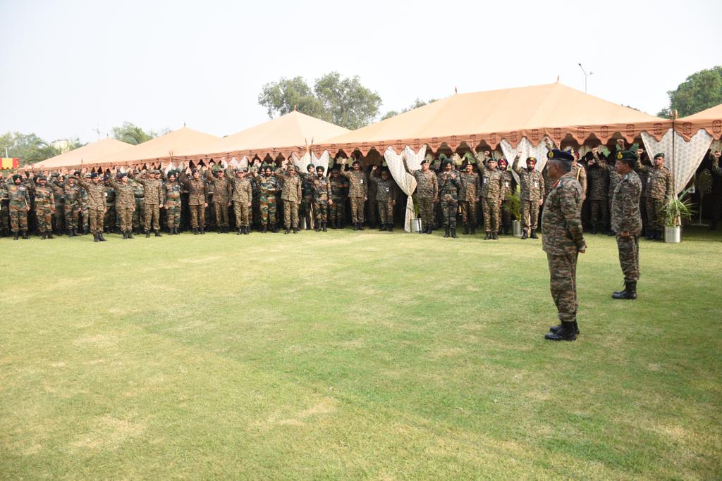 General Manoj Pande #COAS visited Headquarters #VajraCorps & reviewed the operational preparedness. #COAS also interacted with the troops and lauded them for their high standards of professionalism & dedication to duty. 

#IndianArmy