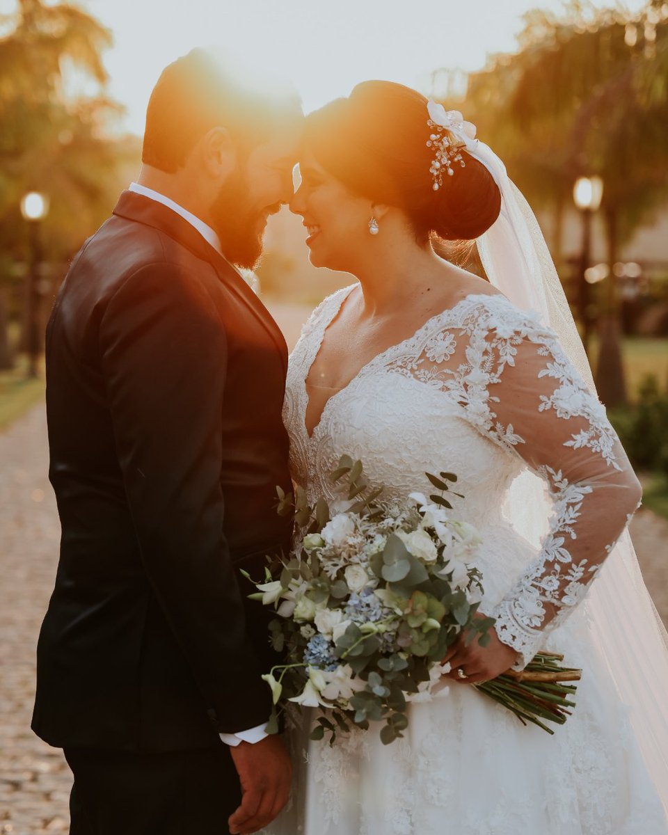 blessends_'s tweet image. No brilho radiante do sol, seus olhares se encontram, transbordando amor e felicidade. Neste momento mágico, capturamos a conexão profunda entre esse casal recém-casado. Os raios de luz que os envolvimentos simbolizam a luz que trazem um ao outro.✨#casamentos2023 #noiva #noivo