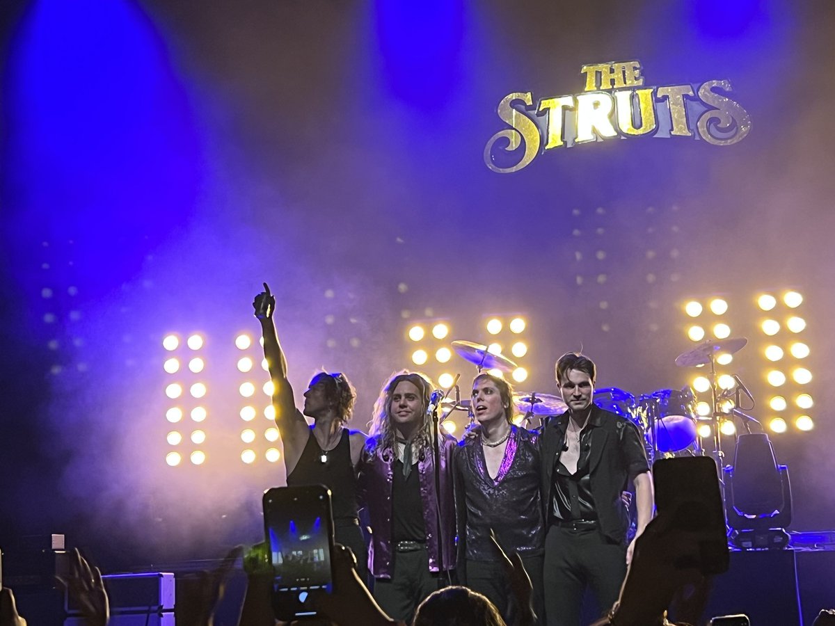 Been waiting since 2018 to see @TheStruts again 💜💜 What a show. Please come back to #Chicago soon.