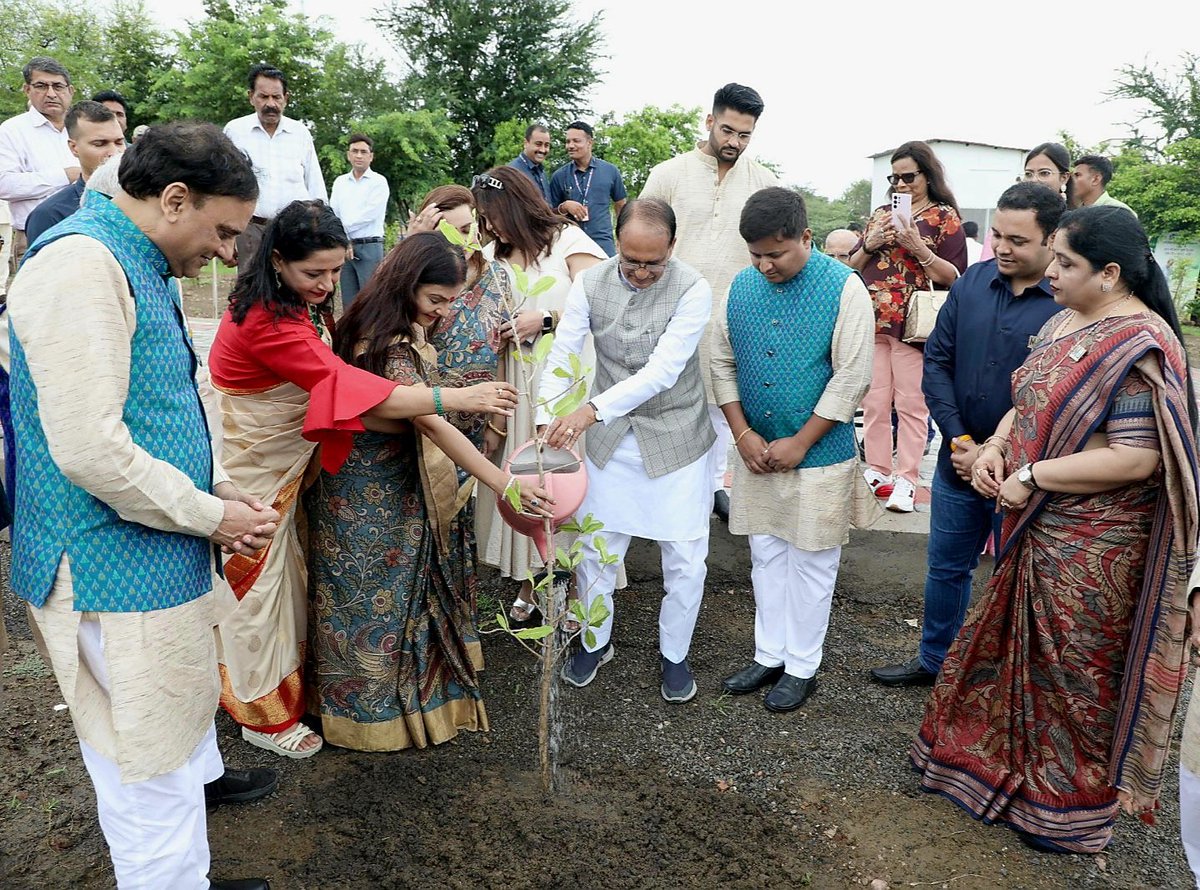 maliniawasthi's tweet image. आज सुबह सुबह भोपाल में मध्यप्रदेश के मुख्यमंत्री आदरणीय @ChouhanShivraj जी के साथ वृक्षारोपण किया।
@OfficeofSSC #Bhopal