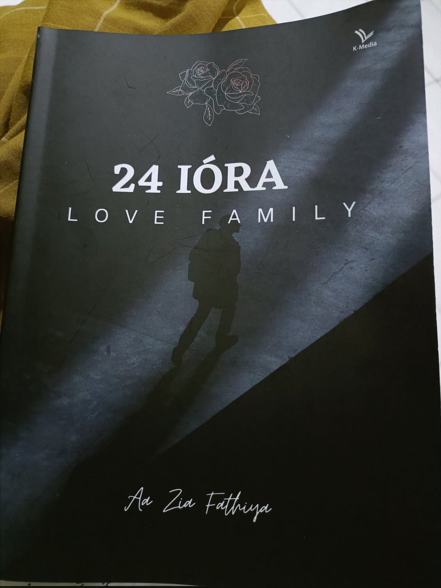 Alhamdulillah, bersyukur dan bangga diberi hadiah buku novel "24 Iora, Love Family." Ini karya novel pertama Aa, putri bungsu adik kandung bungsuku. Saat haflah wisudanya di pesantren afiliasi Darunnajah di Cidokom sabtu ini, Aa persembahkan karyanya ini. Bravo.