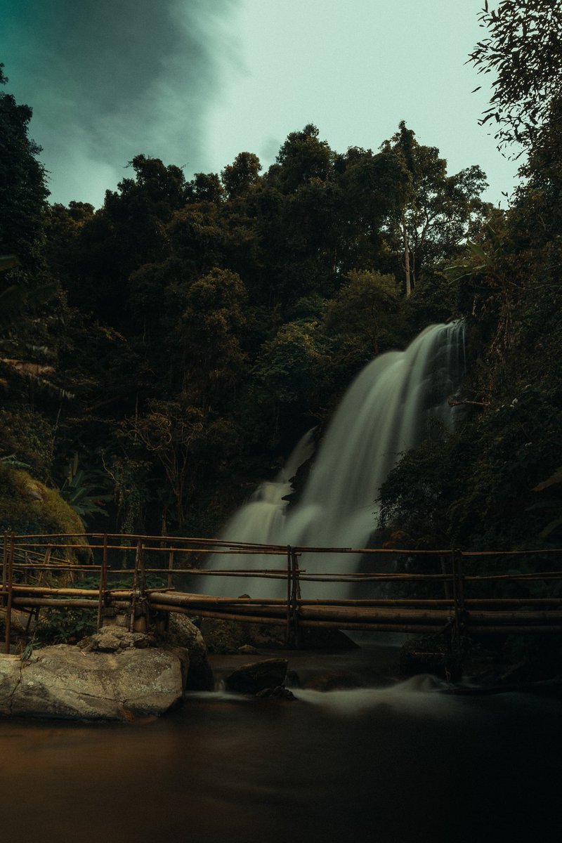 s1479198's tweet image. ที่เห็นใครสักคนขยันทำงานเป็นบ้าคลั่ง จริงๆ แล้วก็อาจเป็นแค่คนขี้เกียจคนหนึ่งที่ไม่มีทางเลือก...เท่านั้นเอง 
#เพราะซื้อตั๋วมาเที่ยวเดียว
#NoWayHome #NoOnecare 
#NoFamily 
#ดันสุดเท่านั้น 

📸 น้ำตกผาดอกเสี้ยว / ดอยอินทนนท์