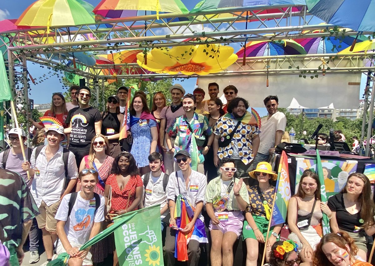 Fiertés, écologie et amour pour cette #pride2023 avec les @Jeunes_Ecolos 🏳️‍🌈💚 #MarcheDesFiertés