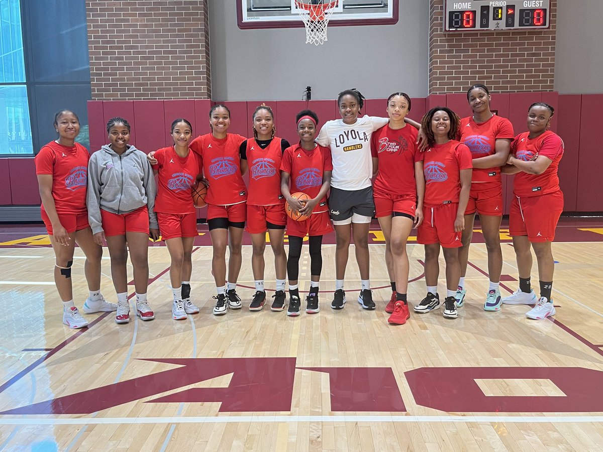 Always great seeing our ⁦<a href="/BleedGbb/">Thee Kenwood Academy GBB</a>⁩ alums! 2023 ⁦<a href="/Jayymoney211/">Jazelle “Jay-Z” Young</a>⁩ w/the new crew!!
#KenwoodBasketball
#NightmaresOnBlackstone
#BLEED4L
⁦<a href="/KenwoodSports/">Kenwood Academy Sports</a>⁩ ⁦<a href="/BroncoSociety/">Kenwood Academy</a>⁩ ⁦<a href="/RamblersWBB/">Loyola Women's Basketball</a>⁩