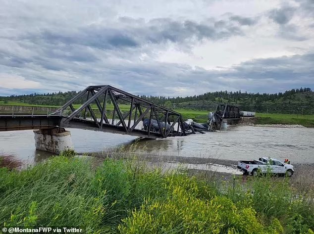 🚨 #BREAKING: A large emergency response is underway after a freight train collapsed into the Yellowstone River in Montana “Hazardous materials” are feared to be spilling into the river, and officials are are warning residents to begin limiting water usage IMMEDIATELY