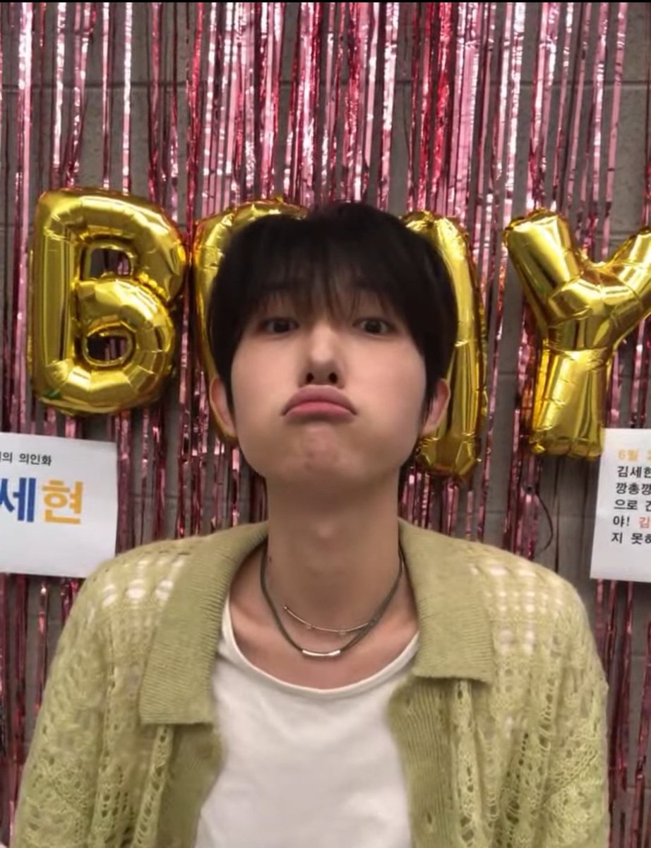 SFAMD101's tweet photo. Sehyeon's teasing Seokgi with his duckface 😭🤣

#세현아_생일_많이받아요_축하
#HAPPY_SEHYEON_DAY https://t.co/mQxsHYckua
