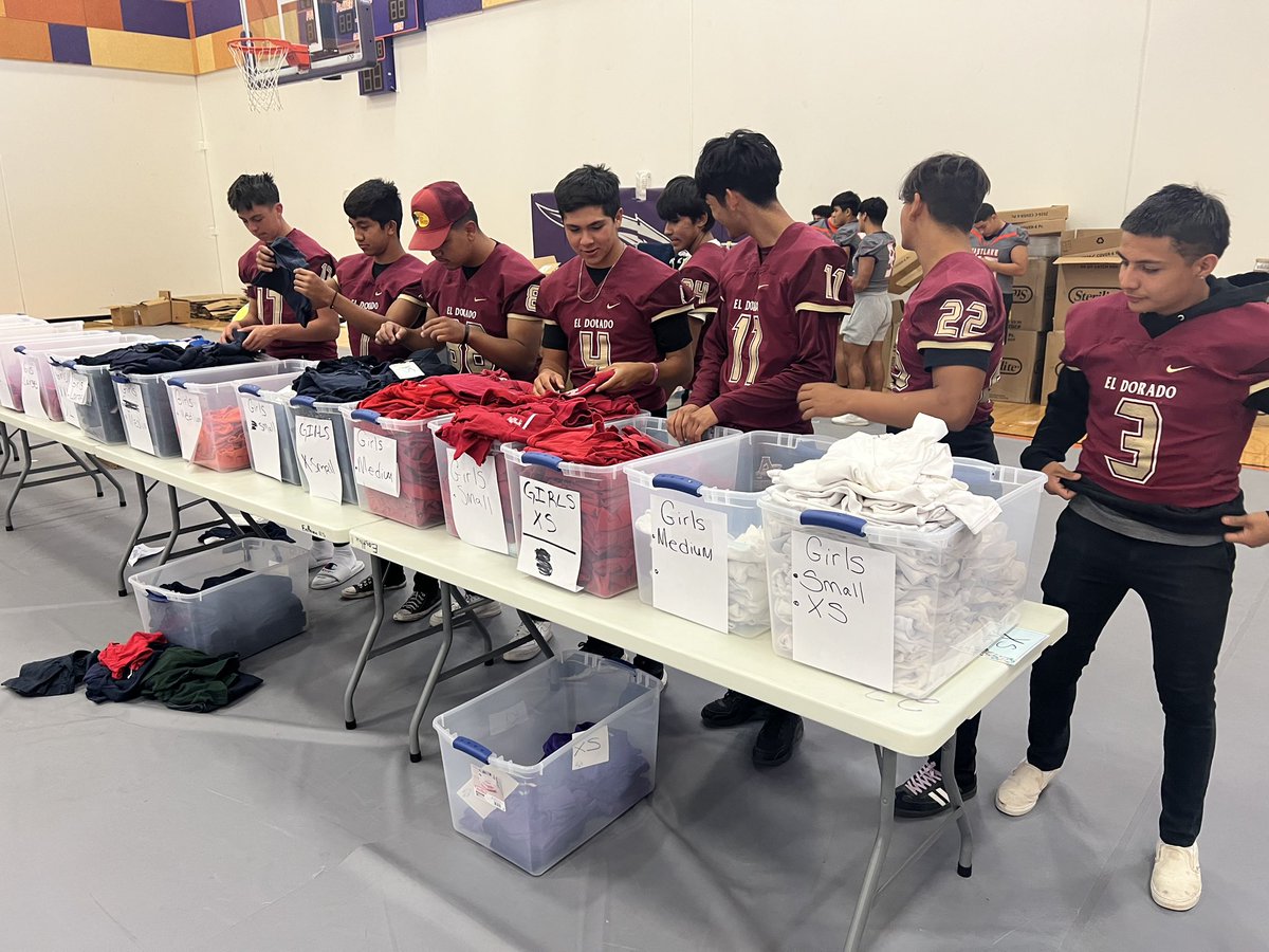 El Dorado Aztecs Assisting Our @SocorroISD community and @lionsclubs in their annual school uniform swap! @EDAztecs_HS @CoachCal_AD