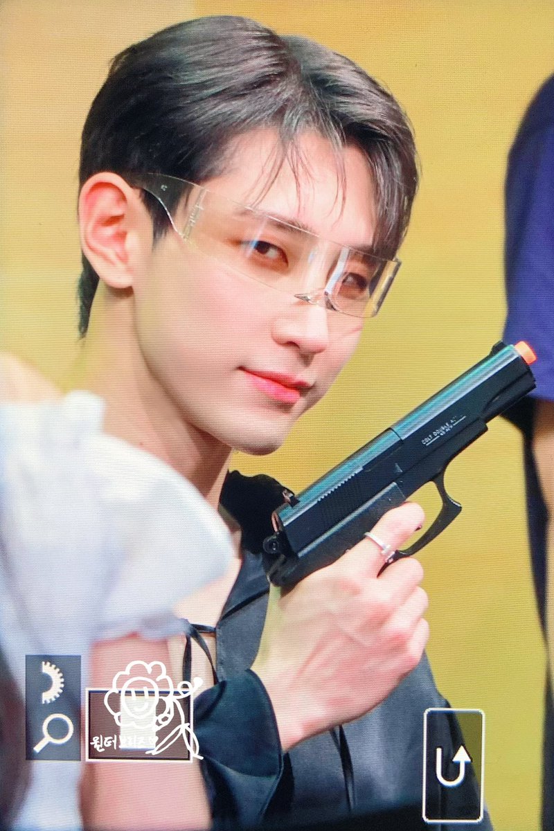 WinterBreezeKHS's tweet photo. Pr**230624 팬싸

🔫🔫🔫

#VAV #Lou #로우 #김호성 #호성 #2m
#브이에이브이 
#Subcönscióus #Subconsciou https://t.co/ivzWXp8nDe