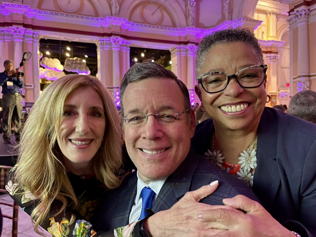 Sandy and I attended the annual Party in Purple for the Ahlzeimers Association @alzassociation. I was honored to present this years biggest honor to honoree @LorinaMBlake