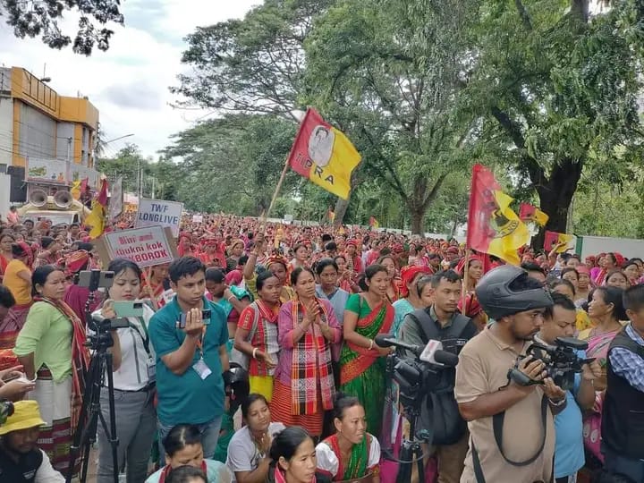 tisftipra's tweet photo. Thousands of Tipra Women Federation - TWF warriors from across the state participated in today’s’Raj Bhavan Abhiyaan’ to demand for inclusion of Roman script for Kokborok language.
#OurLanguageOurRights
#NoSolutionNoRest
@PradyotManikya https://t.co/axSoFTJRTP
