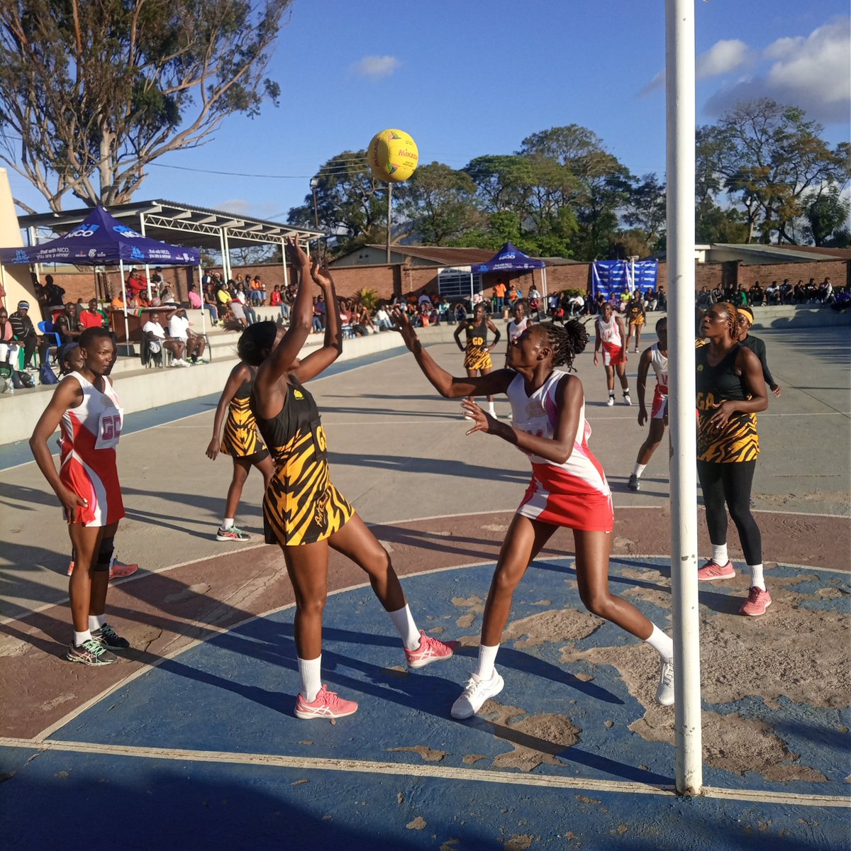 KulinjiMalawi's tweet image. #Kulinji
Tigresses Hold Diamonds

There was a dramatic finish to the match between #RainbowPaints Blantyre and Districts #Netball League archrivals Kukoma Diamonds and First Choice Tigresses at the Blantyre Youth Centre.

Tigresses came from behind to force a  41-41 draw.